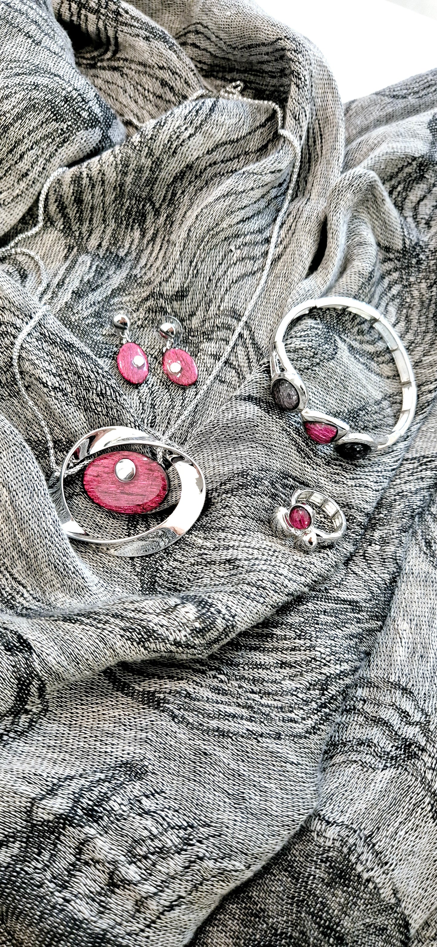 Collana lunga con pendente ovale fucsia