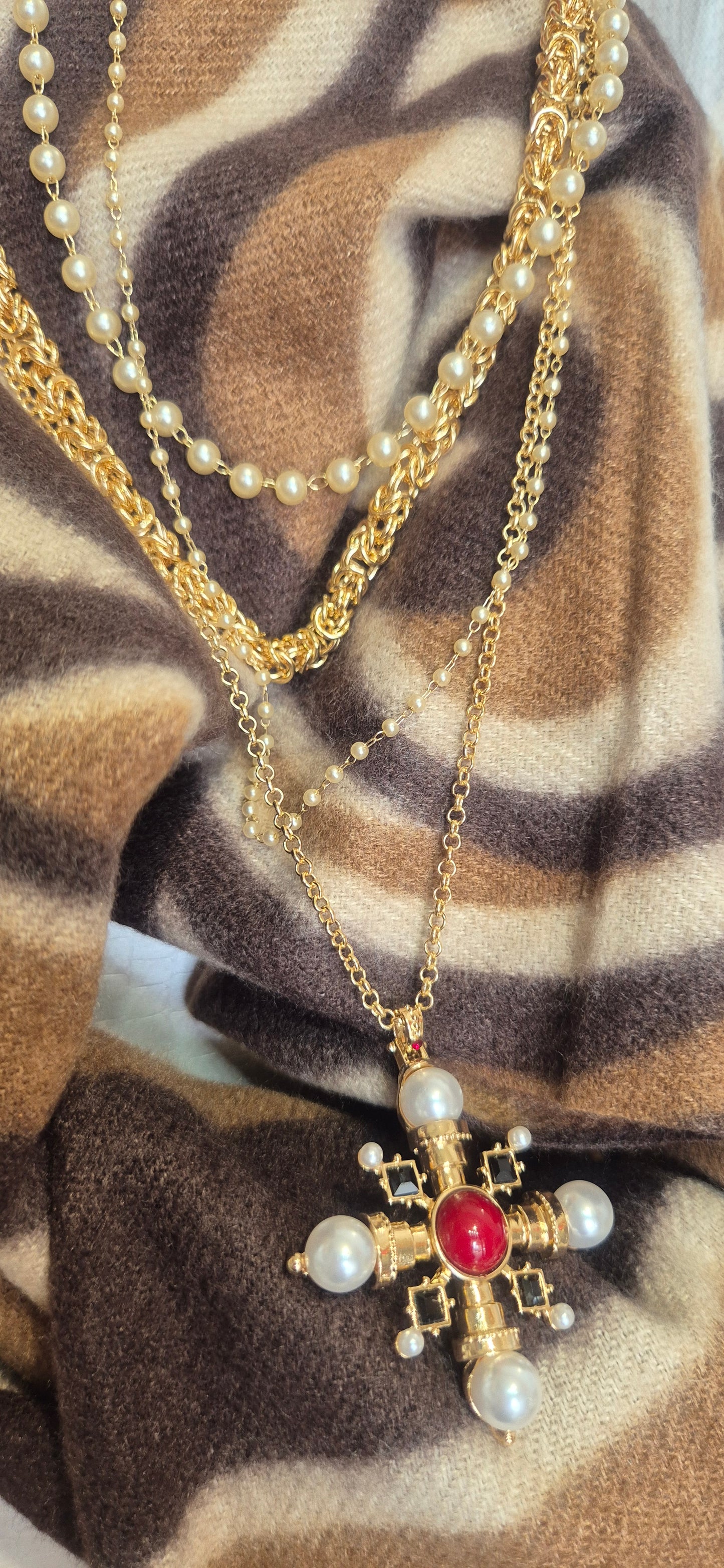 Collana multifilo con pendente a croce