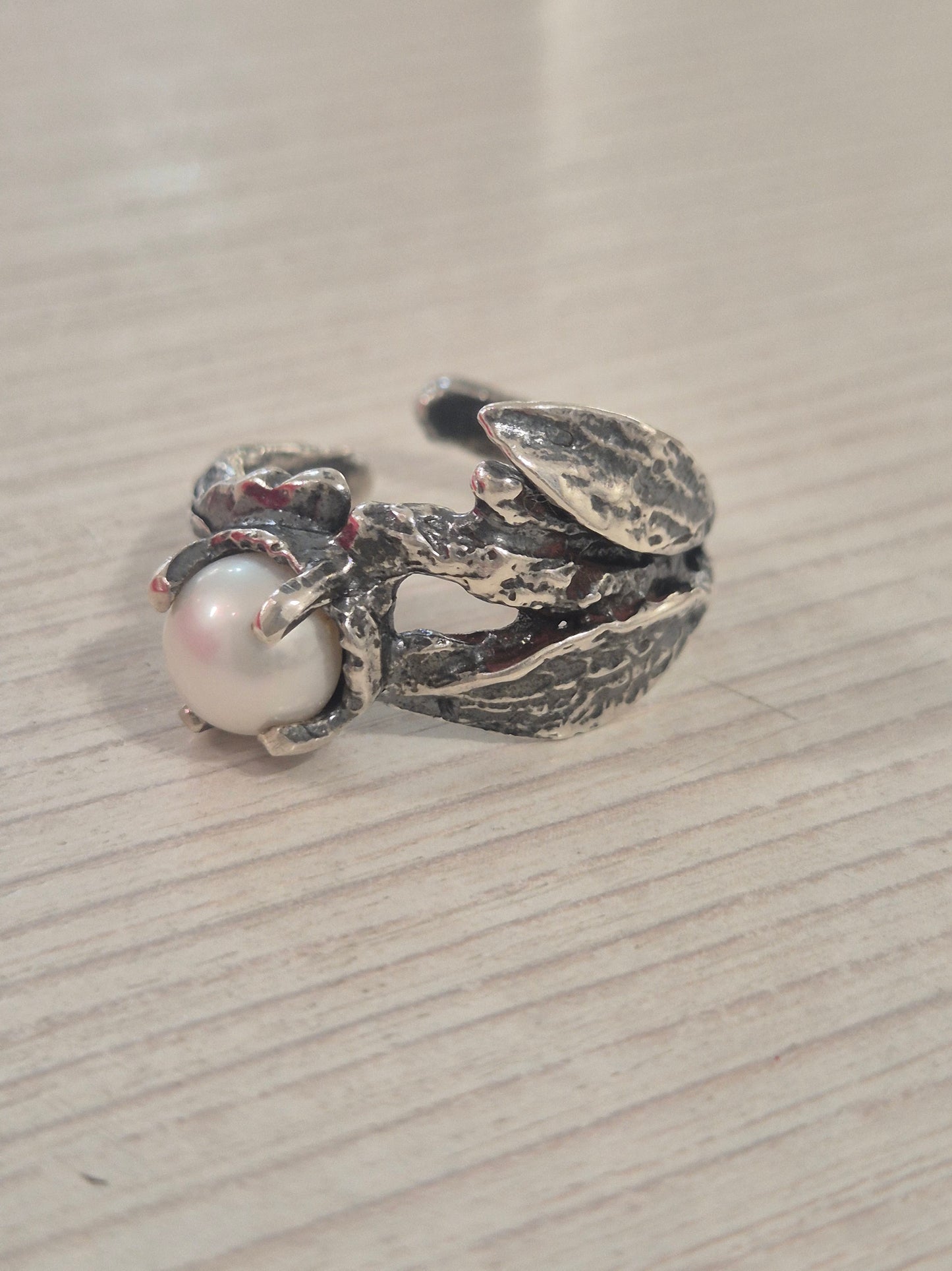 Anello Doppia Foglia con Perla Bianca – Argento 925 Brunito | Bruzia Gioielli