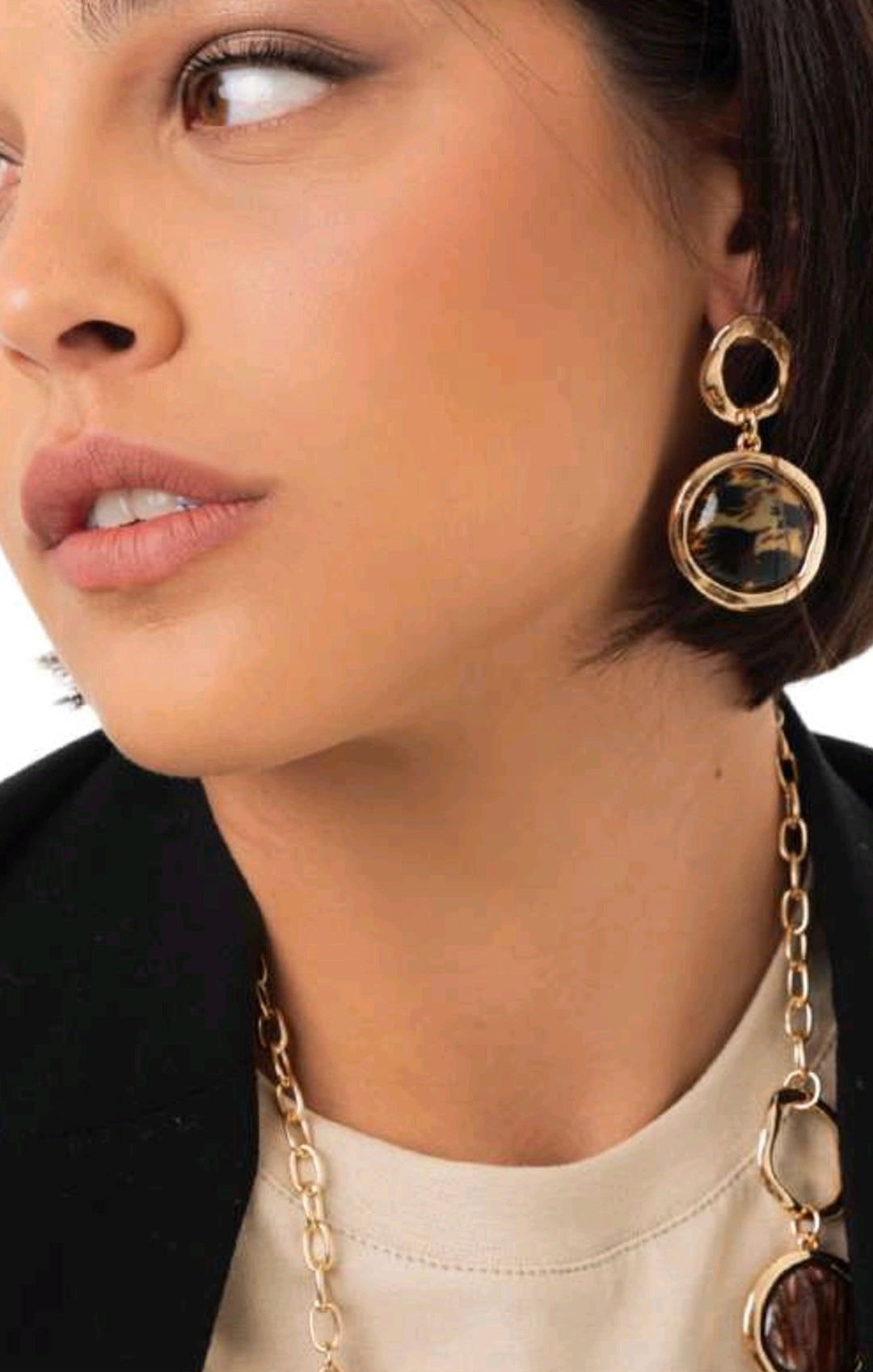 ORECCHINI PENDENTI IN METALLO CIRCOLARE CON PIETRA IN ACRILICO ANIMALIER GIALLA