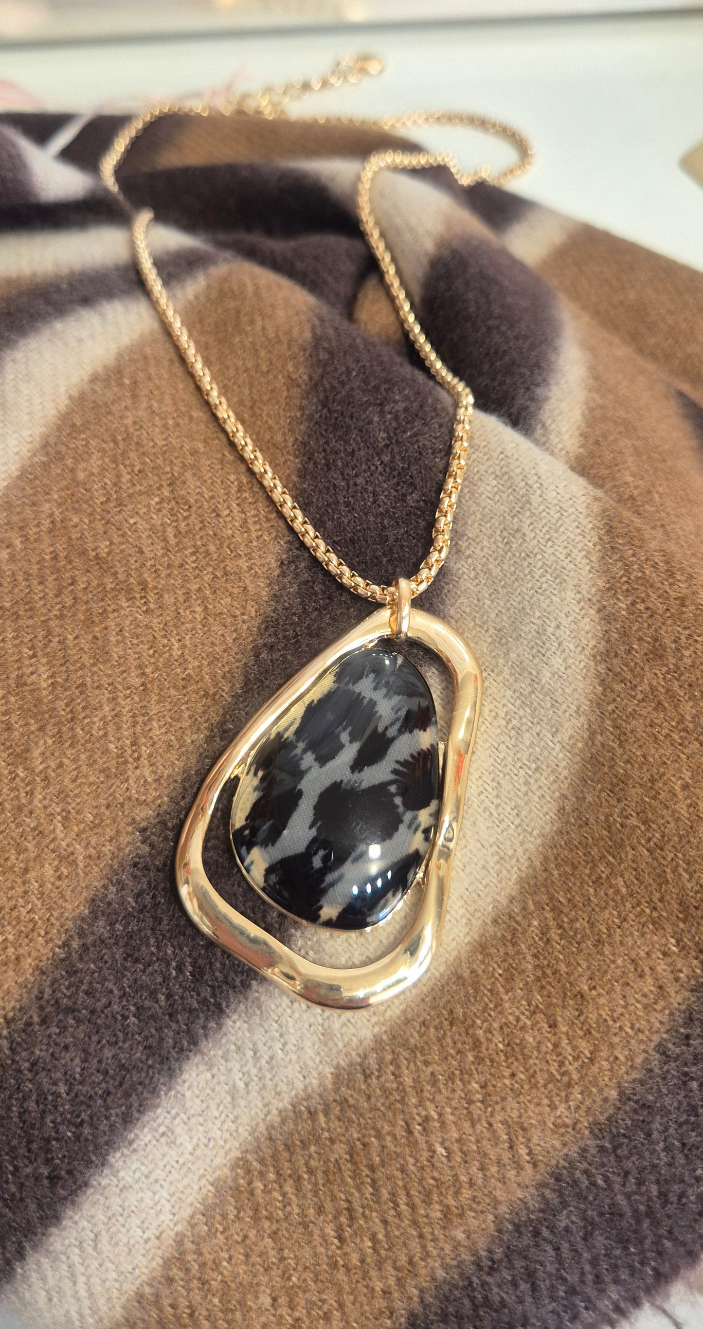 COLLANA GIROCOLLO, PENDENTE IN ACRILICO ANIMALIER NERO