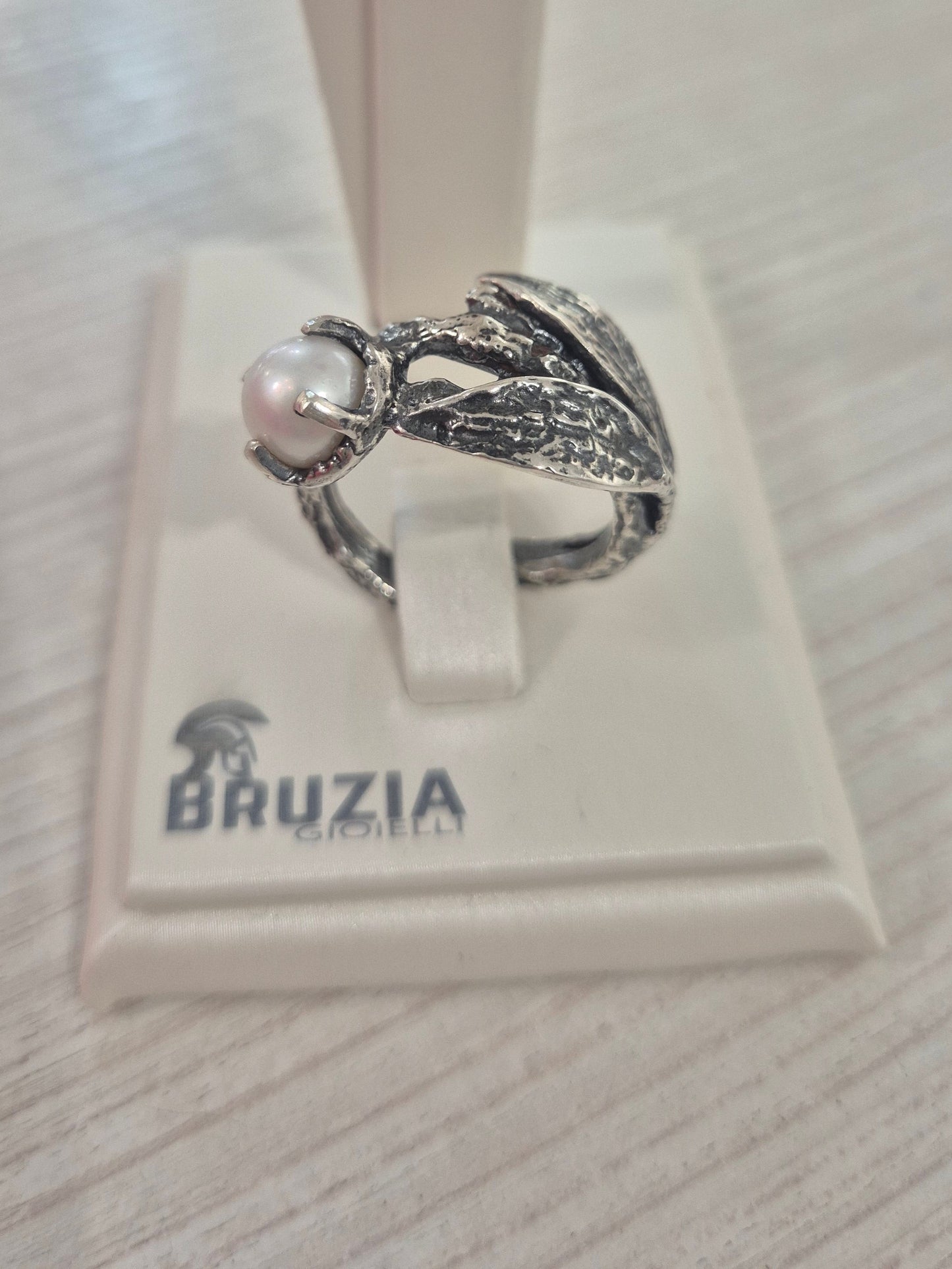 Anello Doppia Foglia con Perla Bianca – Argento 925 Brunito | Bruzia Gioielli